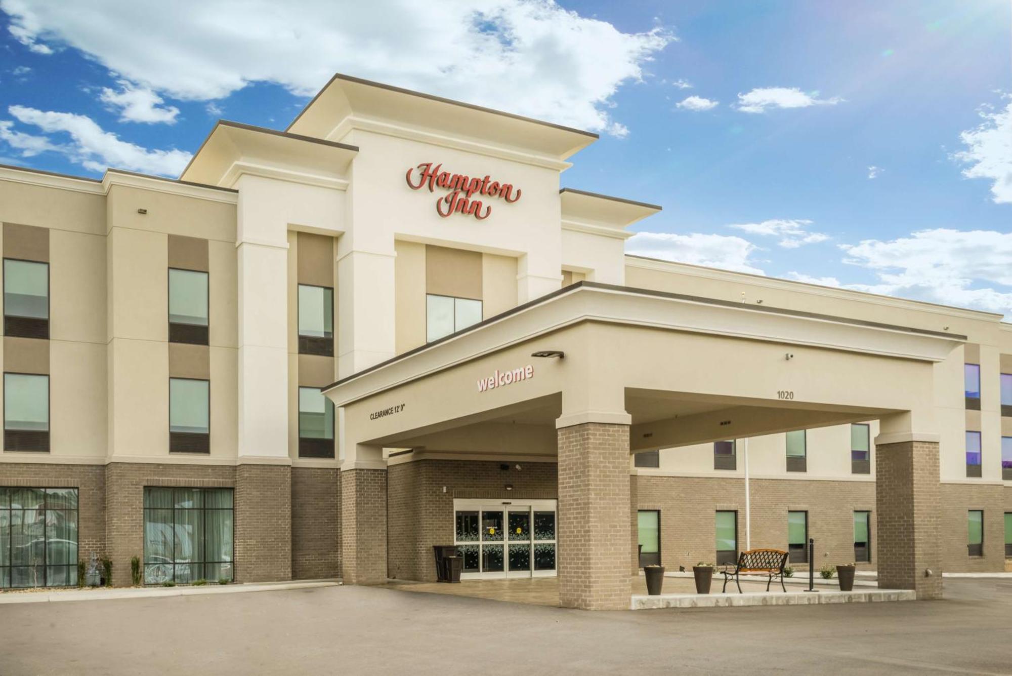 Hampton Inn Newport Exterior foto