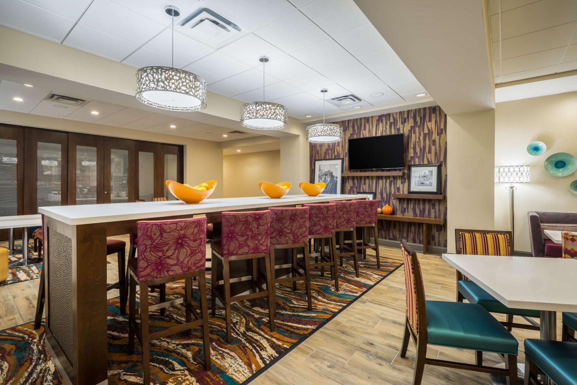 Hampton Inn Newport Exterior foto